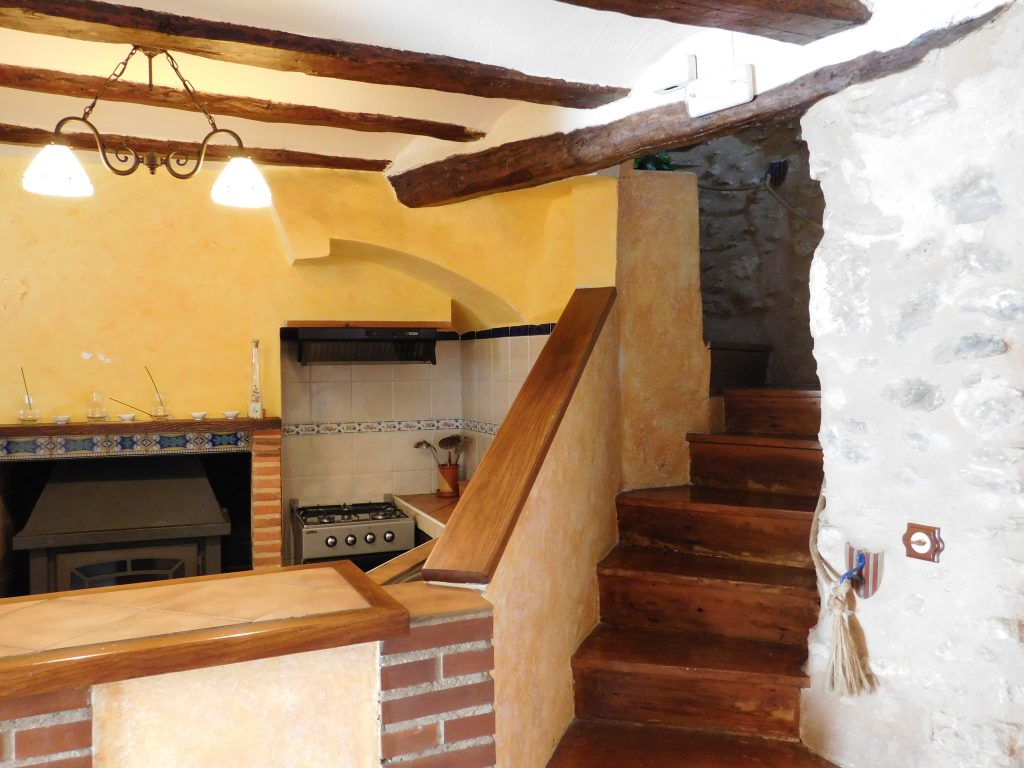 Vista cocina y escalera