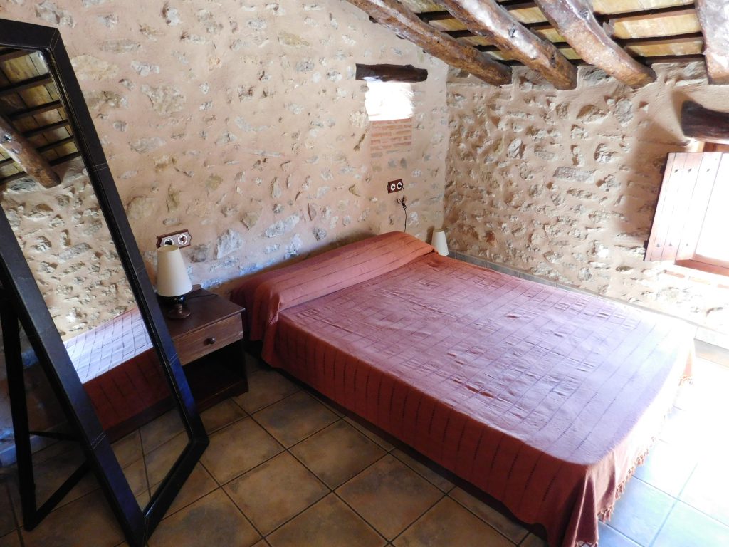 Detalle cama matrimonio habitación 1